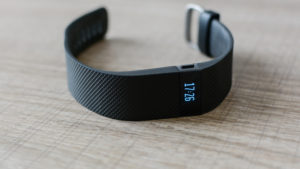 С глобальной точки зрения Fitbit Charge HR - это браслет, который очень похож на часы